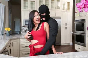 sex cho em đút vào 1cm thôi