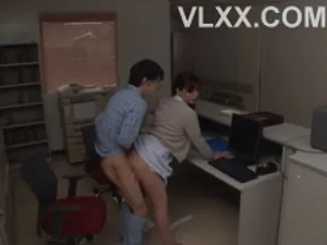 Bộ ngực 36D tuyệt đẹp! Nữ thần có thân hình tuyệt đẹp lấy ra hai bầu ngực lớn và nhào nặn chúng, cởi một nửa quần lót và cặp mông đào của cô ấy