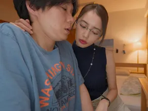 Cái đít của đứa em trai là một con chó cái bằng lụa đen, với một con bò đen lớn trong âm hộ của nó, thò cái mông ra để những người bạn sói nhìn thấy, phát ra những tiếng động tục tĩu và nhỏ sáp để kích thích.